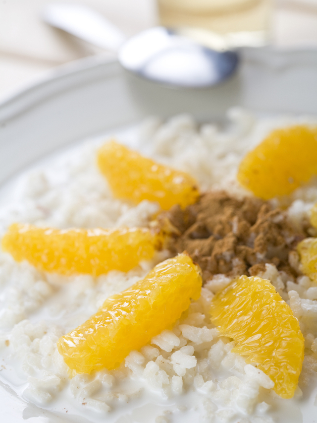 Ilustrasi nasi dengan buah jeruk. Foto: Shutter Stock