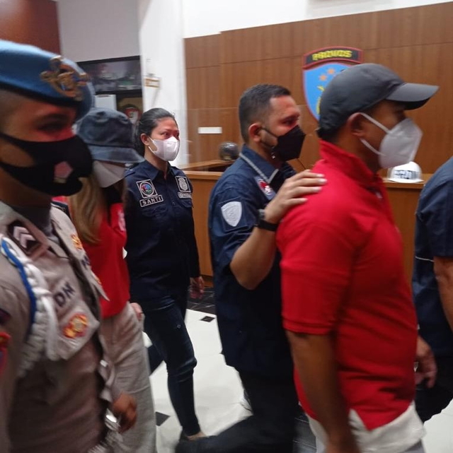 Potret Nia Ramadhani dan Ardi Bakrie Pakai Baju Tahanan. Foto: Dok. Ist