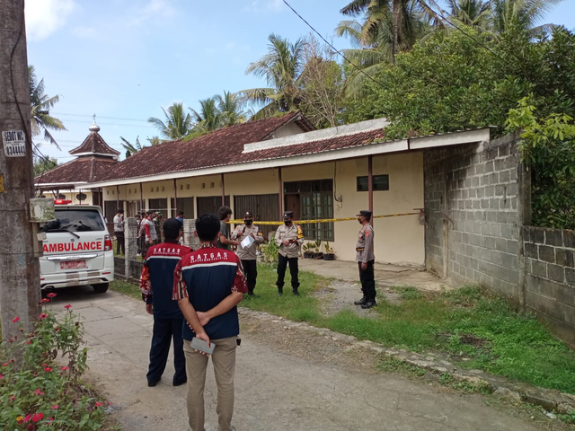 Polsek Panjatan bersama gugus tugas COVID-19 Kalurahan Krembangan Kulon Progo, saat mengevakuasi jenazah corona di sebuah ruko. Foto: istimewa