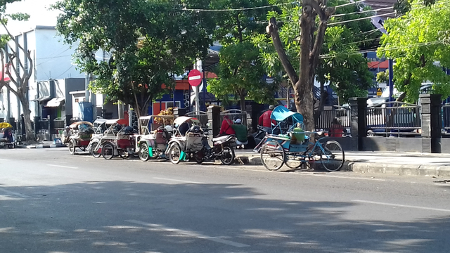 Pangkalan tukang becak di perkotaan