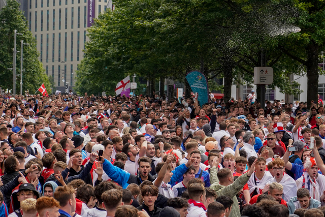 Pendukung Inggris tiba untuk menonton pertandingan sepak bola semifinal UEFA EURO 2020 antara Inggris vs Denmark di luar Stadion Wembley di London Rabu (7/7). Foto: Niklas Halle'n/ AFP