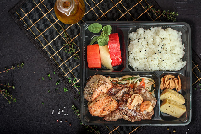 Jyu-jyu mix bento dengan sauteed beef & salmon Foto: Dok. Istimewa