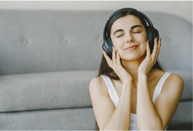 Wanita yang sedang mendengarkan lagu. https://www.freepik.com/
