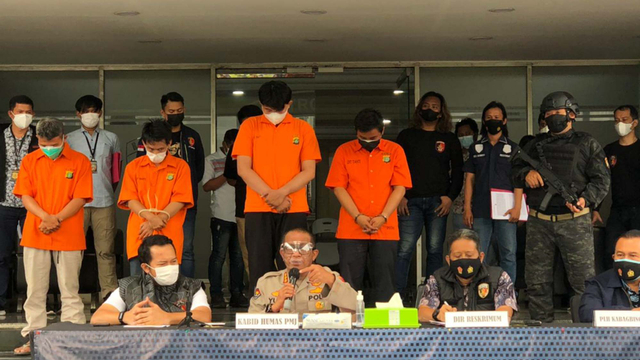 Konferensi pers penjual obat di atas HET dan pemalsuan surat bebas COVID-19 serta kartu vaksin di Polda Metro Jaya. Foto: Dok. Istimewa