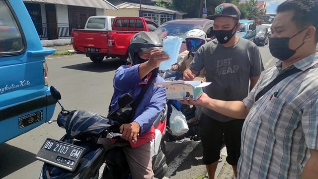 Pembagian masker untuk masyarakat di Kota Manado, Sulawesi Utara