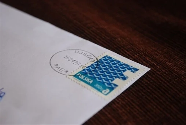 Ilustrasi mengirim surat dengan mencantumkan kode pos. Foto: Pixabay