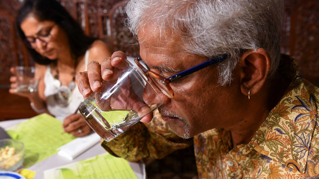 Mencicipi feni di Saligao di Goa Utara. Foto: INDRANIL MUKHERJEE/AFP