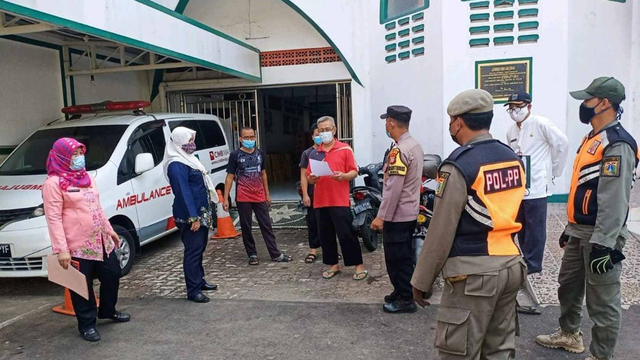 Satpol PP DKI Jakarta Kelurahan Bendungan Hilir gabung dengan 3 Pilar Memberikan Surat Edaran Tentang Peniadaan sementara Aktifitas Ibadah di Masjid Al - Falah di Jalan Benhil, Jakarta Pusat. Foto: Instagram.com/satpolpp.dki