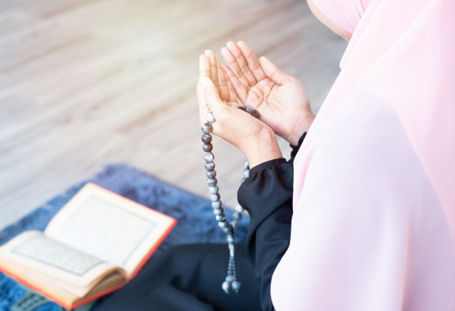 Ilustrasi Membaca Doa dalam Al-Qur'an. Foto: Freepik