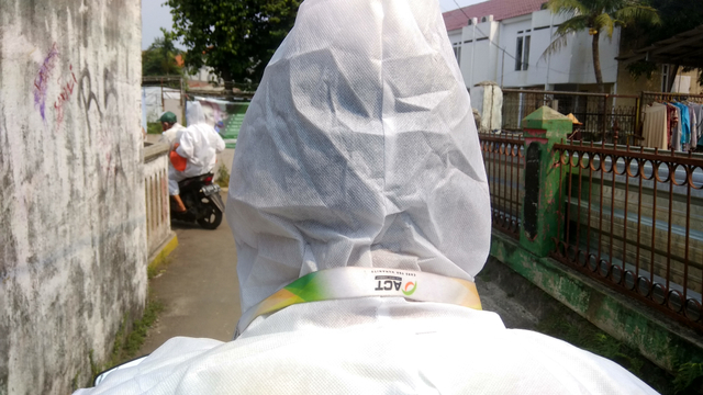 Tim ACT mengantarkan paket sembako ke rumah-rumah warga yang menjalani isolasi mandiri di Ciputat Timur, Tangerang Selatan, Rabu (7/7). Foto: ACT/Syahrain F.