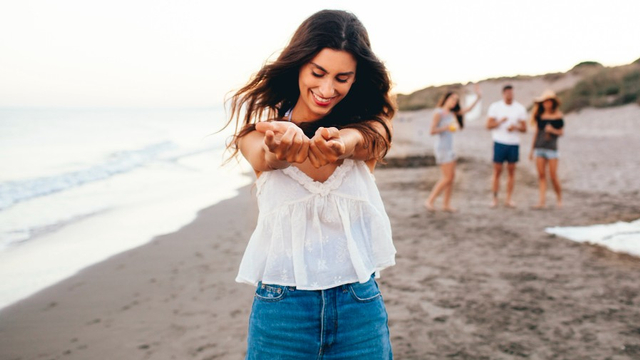 Ilustrasi OOTD pantai. (Dok. Freepik)