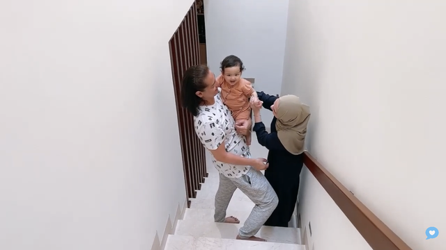 Betapa Girangnya Roger Danuarta Bisa Bertemu Anak Usai Sembuh dari COVID-19. Foto: YouTube/RogerChika Journey