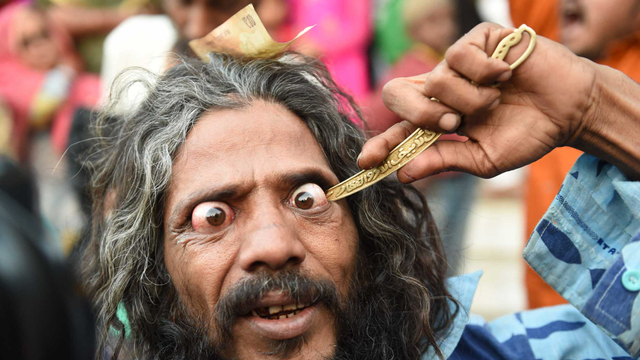 Aksi congkel mata saat Festival Urs. Foto: AFP