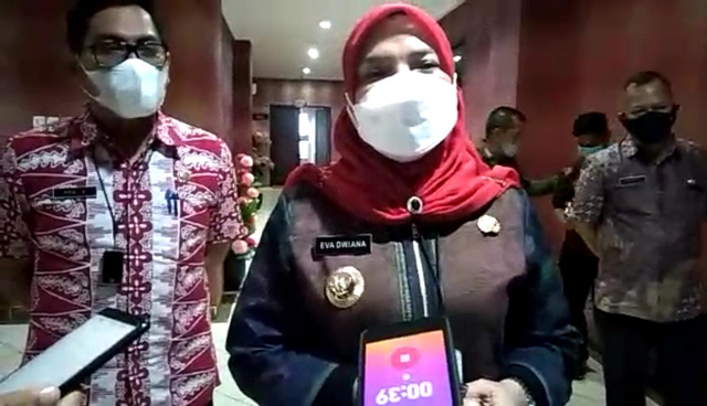 Wali Kota Bandar Lampung Eva Dwiana saat diwawancarai terkait penerapan PPKM Darurat,Jumat (9/7) | Foto : Ist