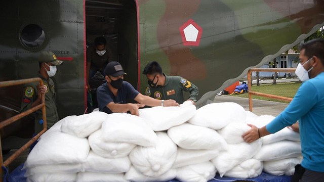 BERKARUNG-KARUNG garam atau NaCL dimasukkan ke dalam pesawat Cassa untuk disemai atau ditabur di langit berpotensi mengandung butiran hujan.  