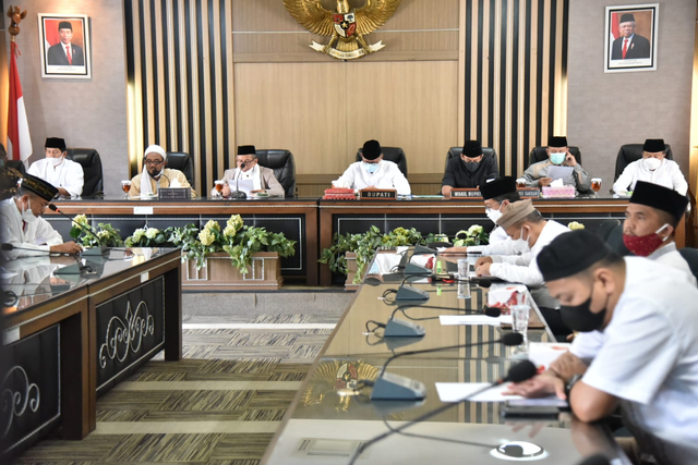 Bupati Kuningan, H Acep Purnama SH MH saat mengadakan dzikir dan doa bersama secara virtual di ruang rapat Linggajati Setda Pemkab Kuningan, Jawa Barat. (Andri)