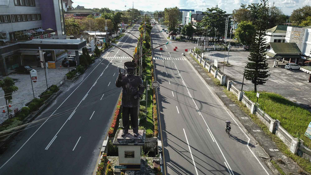 Foto udara pesepeda melintas di Jalan Tjilik Riwut saat penutupan ruas jalan pusat kota Palangkaraya, Kalimantan Tengah, Jumat (9/7/2021). Foto: Makna Zaezar/ANTARA FOTO