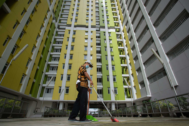 Karyawan menyapu salah satu bagian Rumah Susun (Rusun) Pasar Rumput di Jakarta, Kamis (24/6/2021). Foto: Aditya Pradana Putra/ANTARA FOTO