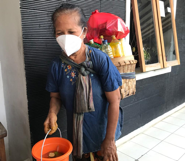 Mbak Ayu sedang menggendong bakul berisi jamu dari rumah ke rumah | Foto: Sheila Nur Maurisa