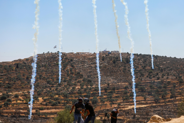 Tentara Israel menembakkan gas air mata ke arah demonstran Palestina menggunakan drone. Foto: Mohamad Torokman/Reuters
