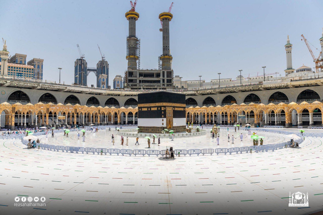 Suasana salat Jumat di Masjidil Haram saat penutupan umrah, Jumat (9/7). Foto: gph.gov.sa