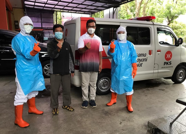 Petugas ambulans satgas Covid-19 di Kantor DPD Kota Bandung, Kota Bandung, Rabu (7/7), foto: Ahmad Farid Fakhrullah