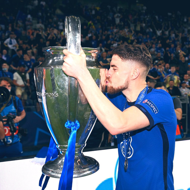 Jorginho ketika mencium tropi Liga Champions. Sumber: Twitter