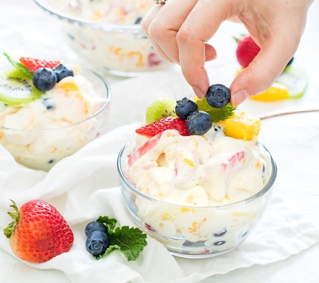 Illustrasi Cara Membuat Salad Buah Sehat dan Segar. Sumber: www.unsplash.com