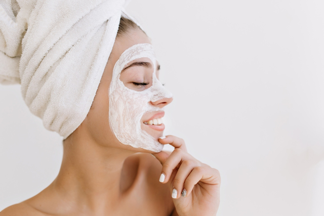 Bikin Kulit Cerah, Ini 3 Cara Membuat Masker Bengkuang. Foto: Dok. Freepik/ Lookstudio