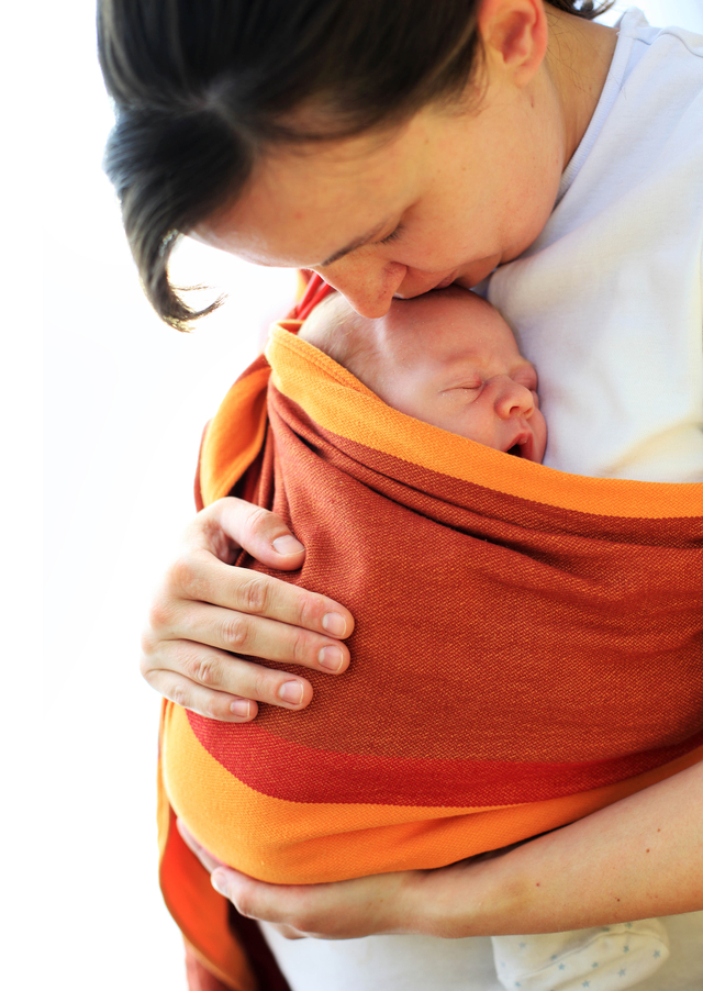 Ilustrasi gendong bayi. Foto: Shutter Stock