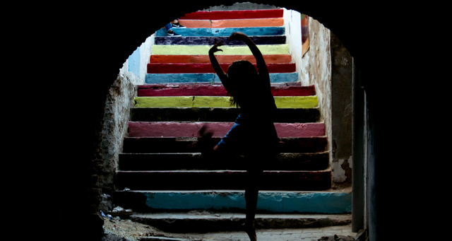 Ilustrasi anak perempuan yang menanti sebuah pelangi | Foto: Unsplash.com