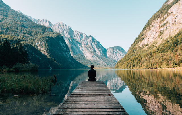 Seorang guru Zen yang sedang duduk memerhatikan dan mempelajari alam semesta. Photo by S Migaj Yui on Unsplash.