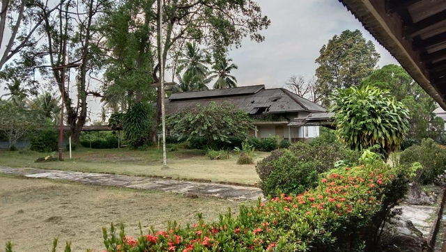 Halaman dan bangunan eks Rumah Sakit (RS) Pertamina di Kelurahan Bajubang. (Foto: M Sobar Alfahri/Jambikita.id)