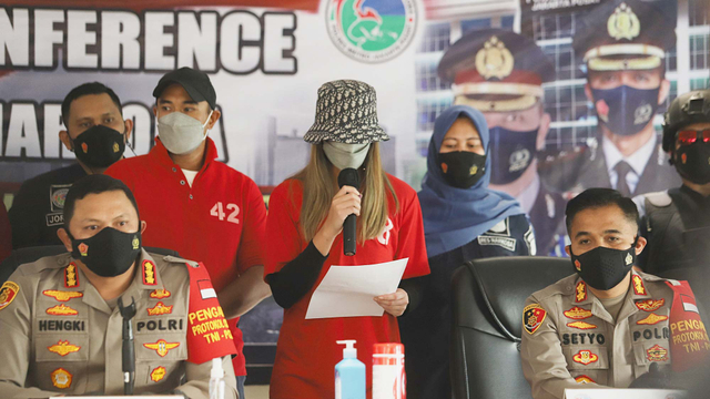 Artis Nia Ramadhani dan Ardhi Bakrie saat dihadirkan di konferensi pers terkait penyalahgunaan narkoba di Polres Metro Jakarta Pusat, Jakarta, Sabtu, (10/7). Foto: Ronny