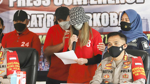 Artis Nia Ramadhani dan Ardhi Bakrie saat dihadirkan di konferensi pers terkait penyalahgunaan narkoba di Polres Metro Jakarta Pusat, Jakrta, Sabtu, (10/7). Foto: Ronny
 Foto: Ronny