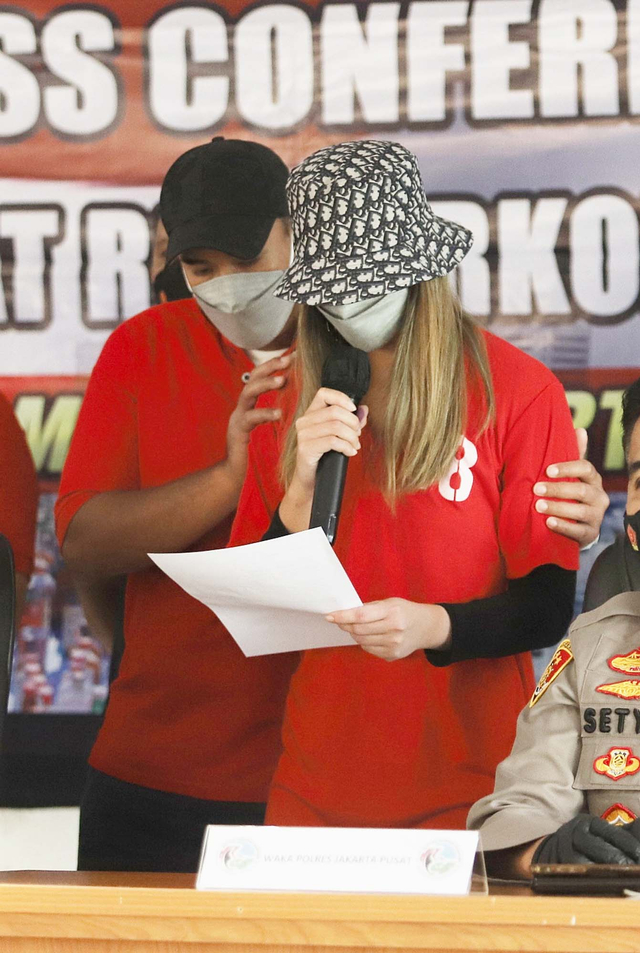 Artis Nia Ramadhani dan Ardhi Bakrie saat dihadirkan di konferensi pers terkait penyalahgunaan narkoba di Polres Metro Jakarta Pusat, Jakarta, Sabtu, (10/7). Foto: Ronny