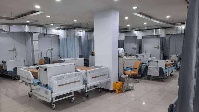 Persiapan pengoperasian RS Pertamina Jaya Ekstensi di Asrama Haji Jakarta yang khusus melayani pasien COVID-19. Foto: Dok. Pertamedika