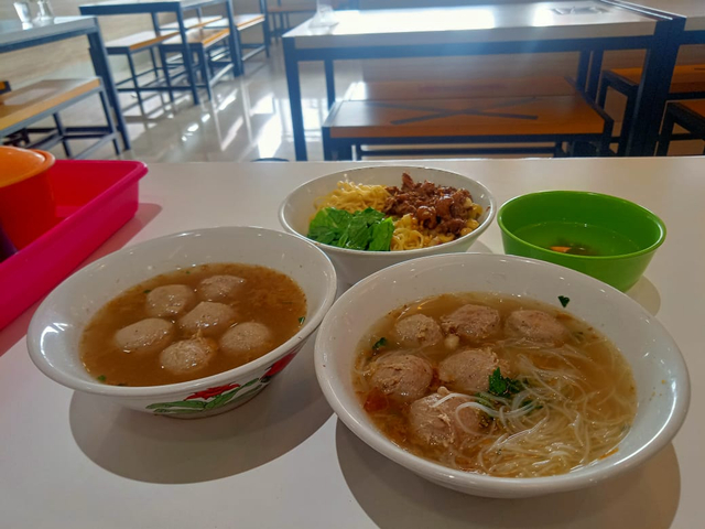 Semangkuk menu mie ayam dan bakso di gerai Bakso Son Haji Sony Jalan Pramuka Bandar Lampung, Sabtu (10/7) | Foto : Sidik Aryono/Lampung Geh