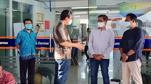 Wakil Menteri BUMN, Pahala N. Mansyuri saat meninjau soft launching pelaksanaan Vaksinasi Gotong Royong (VGR) Individu di Klinik Kimia Farma Senen, Sabtu (10/7). Foto: Instagram.com/kementerianbumn