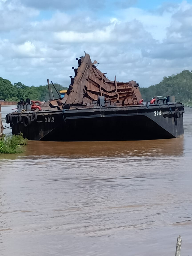 Tongkang meledak milik PT. Korindo Ariabima Sari. Foto: Fiyya/Infopbun