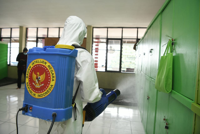 Tom Velox BIN lakukan penyemprotan disinfektan. Foto: Dok. BIN