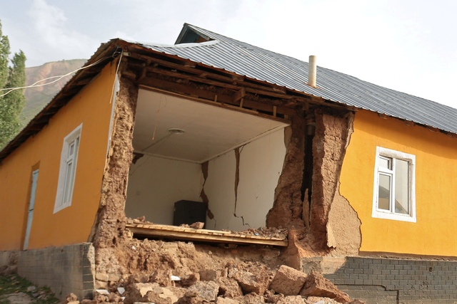 Kondisi gedung sekolah yang rusak setelah gempa bumi di komunitas pedesaan Langarishoh, Tajikistan. Foto: Didor Sadulloev/Reuters