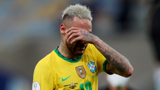 Pemain Brasil Neymar terlihat sedih usai kalah dari Argentina pada pertandingan Final Copa America 2021 di Estadio Maracana, Rio de Janeiro, Brasil. Foto: Ricardo Moraes/REUTERS