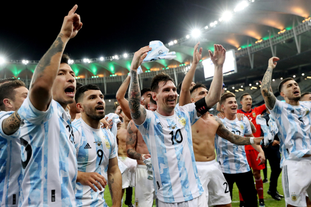 Selebrasi pemain Argentina Lionel Messi bersama rekan setimnya usai menjuarai Copa America 2021 mengalahkan Brasil di Estadio Maracana, Rio de Janeiro, Brasil. Foto: Amanda Perobelli/REUTERS