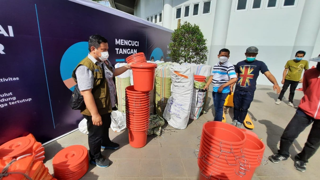Persiapan logistik untuk tempat isolasi Rusun Pasar Rumput. Foto: BNPB