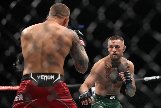Duel Dustin Poirier melawan Conor McGregor di UFC 264, T-Mobile Arena, Las Vegas, Amerika Serikat. Foto: Steve Marcus/REUTERS