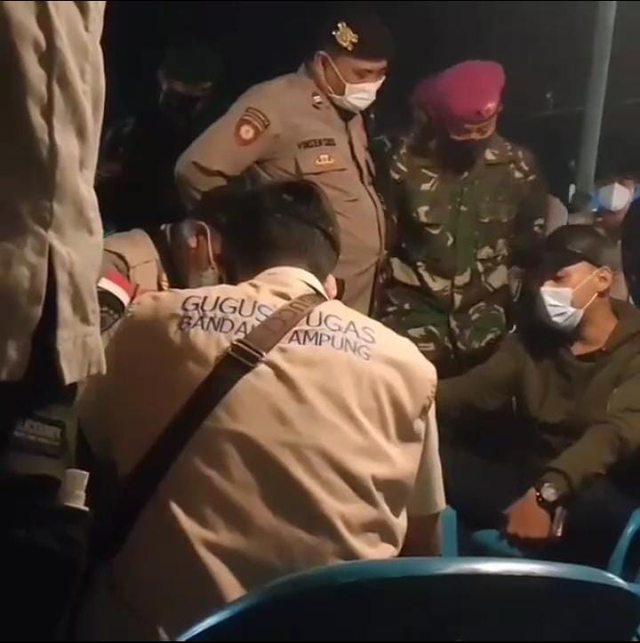 Satgas COVID-19 Kota Bandar Lampung cekcok dengan pemilik kedai kopi. | Foto: Ist