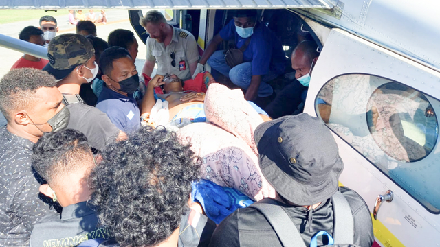Evakuasi korban penembakan di Yahukimo. (Dok Humas Polda Papua) 