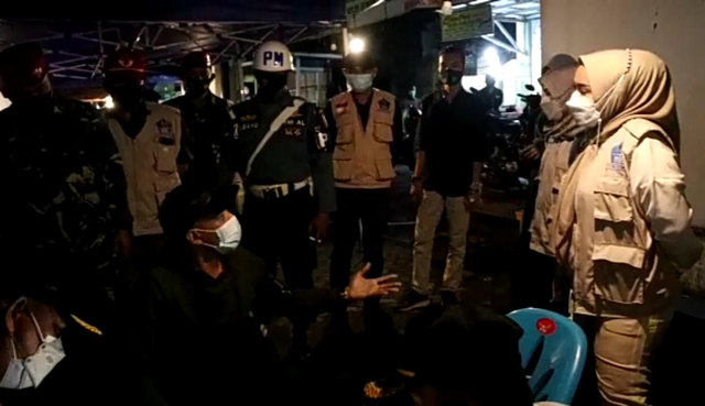 Tim Satgas COVID-19 Bandar Lampung saat menghadapi adu mulut dengan pedagang saat operasi yustisi, Sabtu (10/7) | Foto : Ist