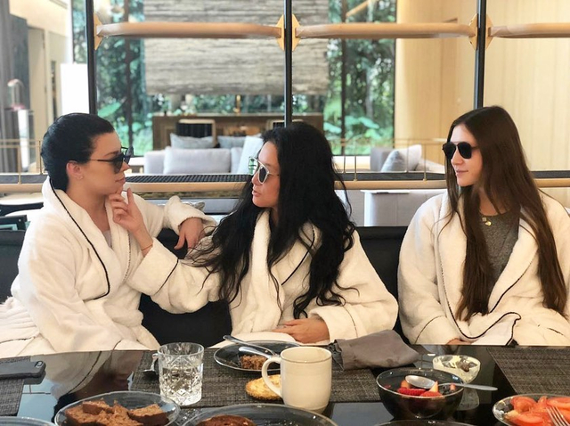 Vera Wang dan 2 Putrinya Foto: Instagram @verawanggang